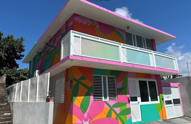 Casa de Las Flores: Stylish 3-Bedroom Apartment with Artistic Flair in San Juan