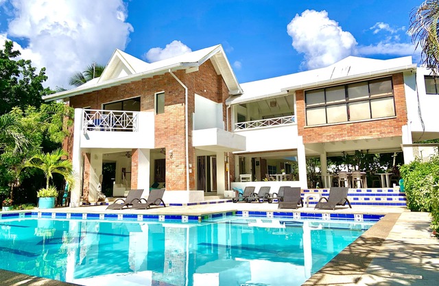 Casa de las flores tropical lodge in front of the sea- gardens- family- friendly