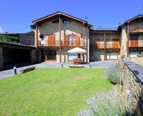 Casa de piedra y madera vistas a montañas y prados