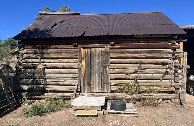 “Casa De Rues: Western Retreat, Horseback Rides, UAP/UFO Observatory.