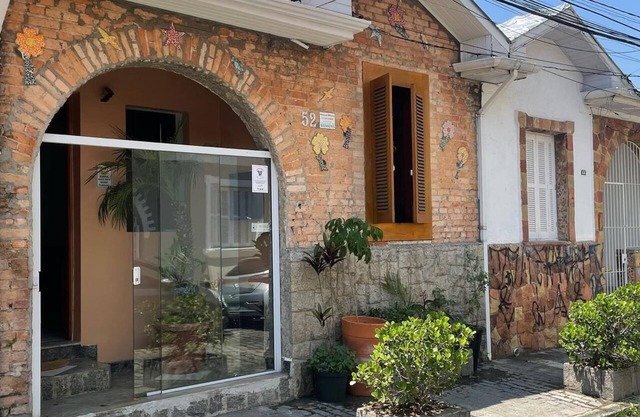 Casa de Tijolos com Churrasqueira Vila Fechada