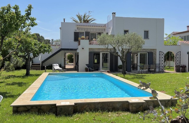 Casa Del Mar- Large villa with garden and 2 pools 50 meters from the beach