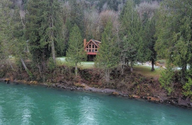 Casa del Rio-private home on Skagit river-North Cascade NationalPark-Diablo lake