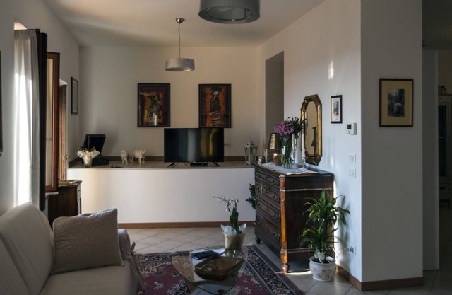 CASA DEL SOLE WHITE AND GOLD ROOM