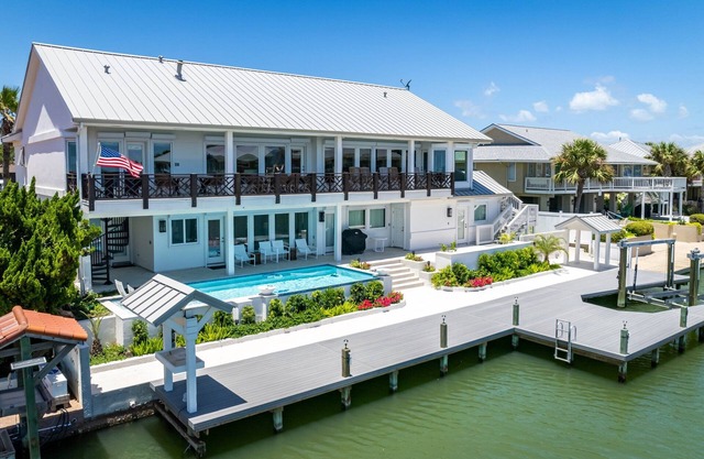 Casa Delfín - Family/Fun/Modern - Key Allegro location with panoramic bay views