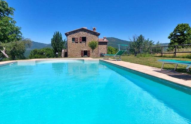 Casa deli Ulivi: Private pool olive grove, super views, free WiFi, near village.