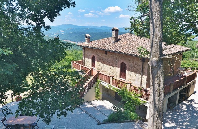 Casa della Maestra; large pool, tranquillity, lovely extensive views, free wifi.