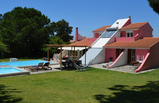 Casa do Pinheiro – Villa with private garden and pool in Marisol near Aroeira