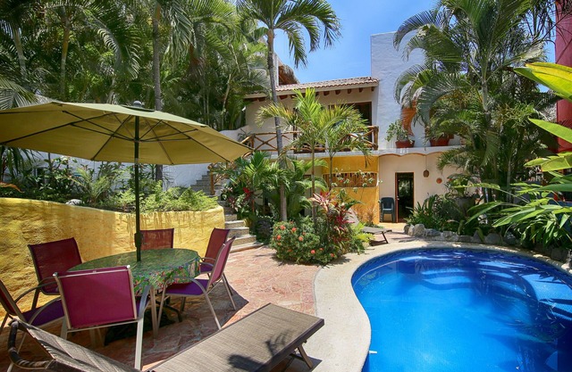 Casa Dos Amigos: Spacious 4BR w/Pool, Garden & Near Beach!