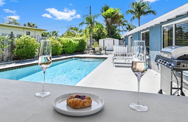 Casa Dove: Pool & King 2mi Beach, with King Bedn