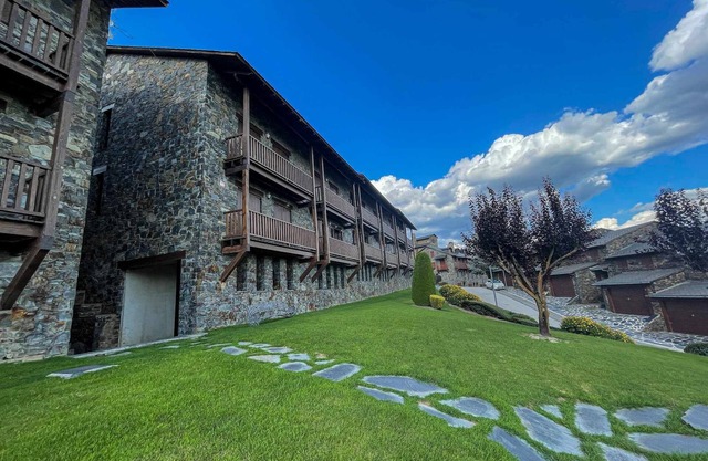 Casa Elegancia, Pleta de Saga