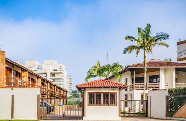 Casa em Bertioga com piscina e área de lazer