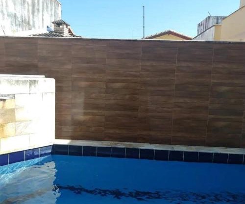 Casa em Itanhaém com 2 quartos garagem p 2 carros, churrasqueira, piscina 200 m da praia