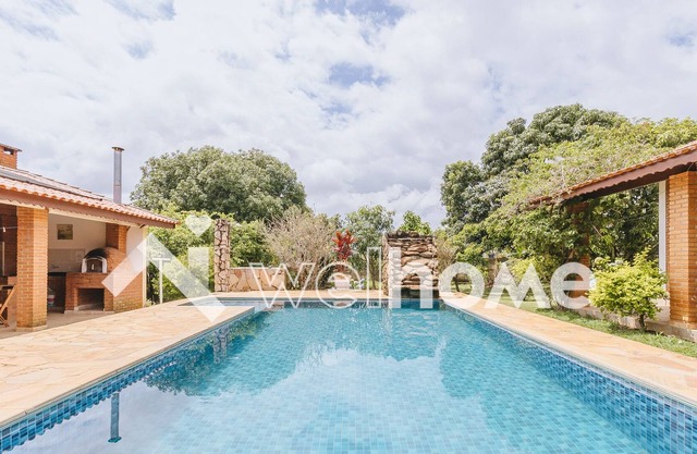 Casa em Pinhalzinho com Piscina e Churrasqueira