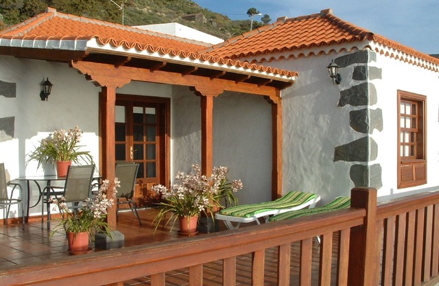 Casa los Viñedos (A) with views of the sea, the mountains and the volcanoes.