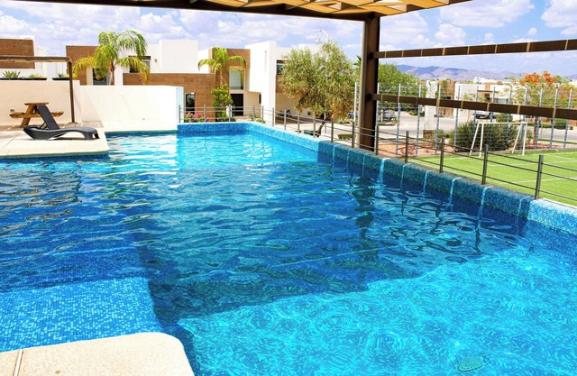 Casa espaciosa 3R/2.5b, patio privado