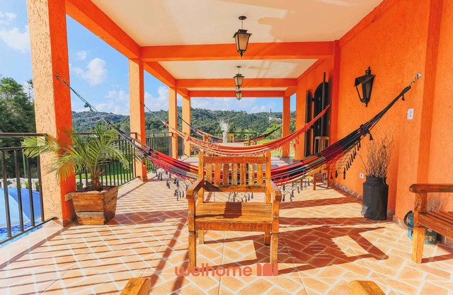 Casa espacosa com piscina e lazer em Mairipora