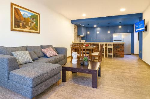 Casa estilo americano cerca del Shopping Mariscal con 2 garajes y WiFi