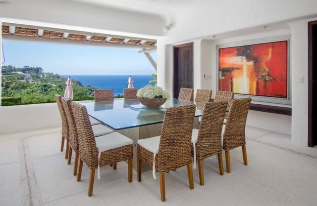 Casa Estilo Mediterraneo con Alberca y Espejo de Agua en Acapulco
