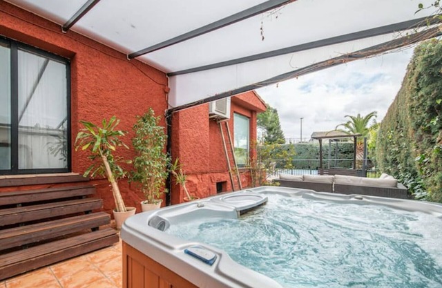 Casa Familiar con Piscina, Jacuzzi y Bbq! Ideal Grupos!