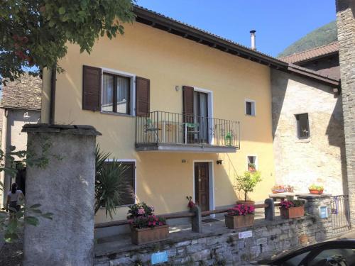 Casa Gialla by Fewotessin