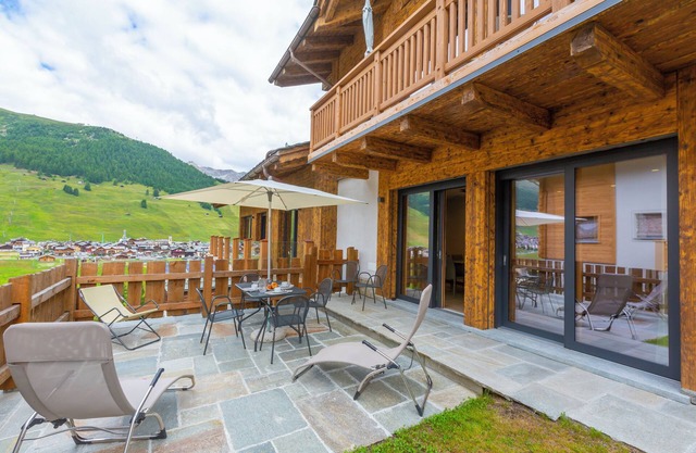 Casa Giardino Ski in - Ski out 100m, Livigno, Italy