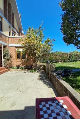 Casa grande con jardín