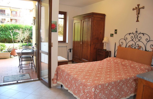 Casa Grazia, quiet nest near the center. free parking all over the street.