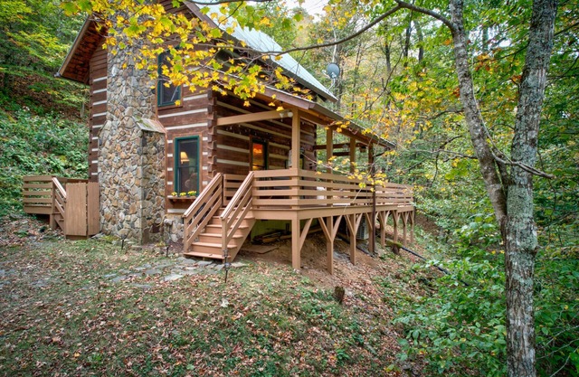 Casa Haven - Romantic forest cabin with hot tub and creek!