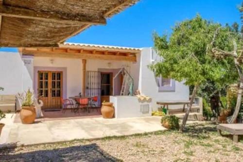 CASA IBICENCA EN CALA D´HORT