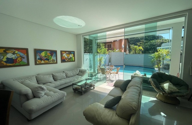 Casa Ideal em Guarujá à 800m da Praia, com Piscina e em Condomínio Familiar