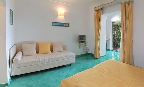 Casa Ilnira B, fully refundable with voucher*: A bright apartment in a quiet position, located on a hillside above the sea, with Free WI-FI.