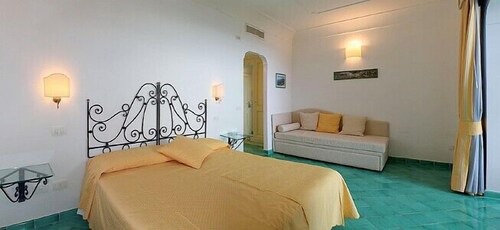 Casa Ilnira D, fully refundable with voucher*: A bright and sunny apartment in a quiet position, located on a hillside above the sea, with Free WI-FI.