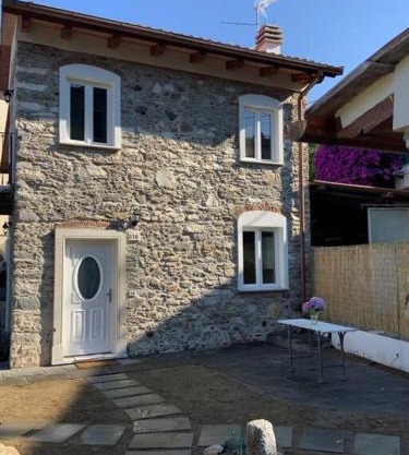 Casa in pietra in antico borgo vicino al centro