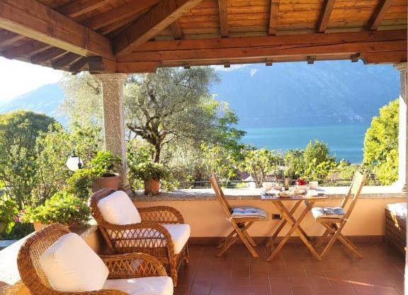 Casa Intignano - Camera con bagno e portico vista lago