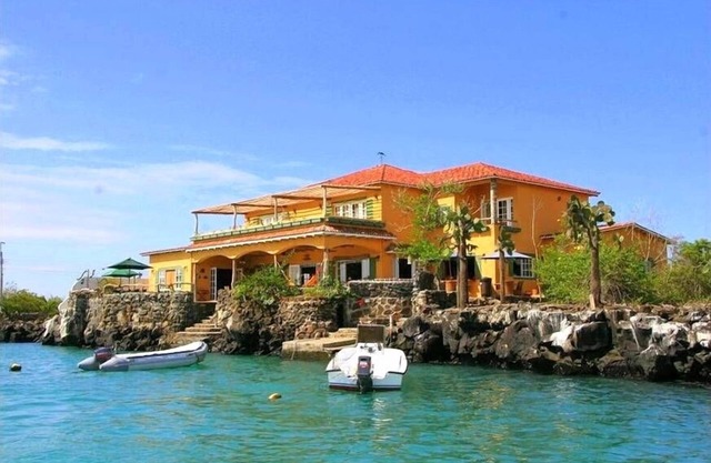 Casa La Iguana - Galapagos waterfront luxury villa