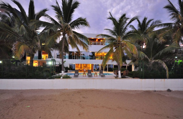 Casa La Playa, MODERN, 8 BEDROOM,BEACHFRONT, Pool, Full Staff - Walk to Town
