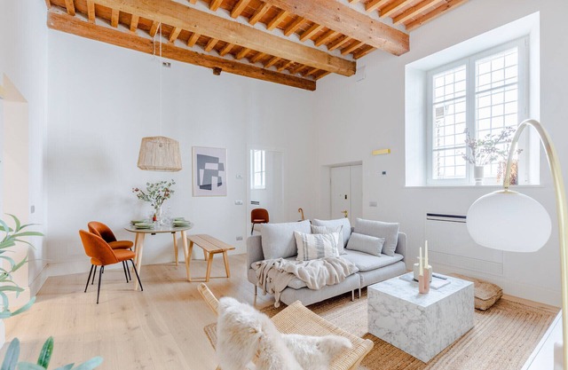 Casa Lazzaro Contemporary Ground Floor Apartment inside the walls of Lucca