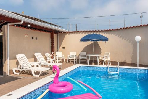 Casa Lindíssima e Espaçosa com 2 Piscinas - Adulto e Infantil, Perto da Praia, Opção da Piscina Adulto Aquecida Cobrado à Parte, 4 Quartos Frente as Piscinas, Área Gourmet Completa com Churrasqueira, Forno e Fogão a Lenha, Mesa de Bilhar, Lareira na Sala