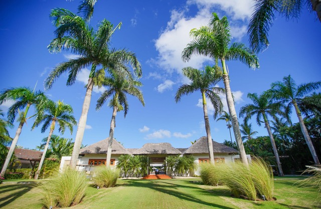 Casa Luna Llena by Luxe Haus – Butlered Villa, Staff, Pool, Jacuzzi, Golf Carts