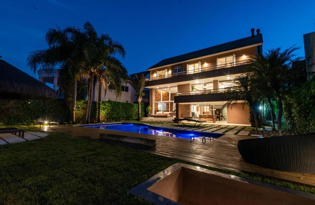 Casa luxuosa em condomínio totalmente equipada