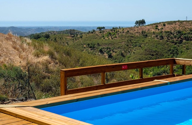 Casa Lynx, secluded hill top 2 bedroom getaway with pool and fenced garden