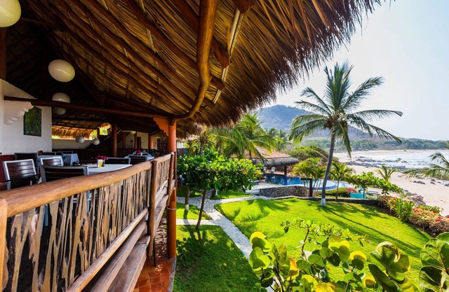 Casa Manzanillo Full Buy Out - Beach Front Location at Manzanillo Bay, 7 BR, Poo