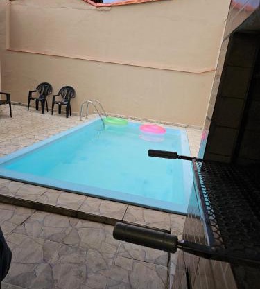 Casa Maravilhosa, Pé na Areia com Piscina, Área Gourmet com Churrasqueira em Deck Coberto Frente a Piscina, Mesa de Bilhar, 4 Quartos Confortáveis, Sendo 2 Suítes, Cozinha Americana e Sala de Jantar, Ampla Garagem para 6 Carros - Mercado na rua da Casa