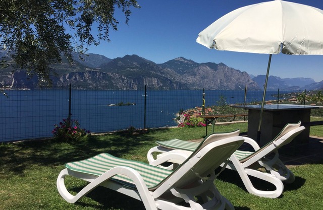 Casa Margherita Apartment n. 4 with garden and lake view
