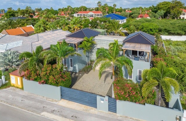 Casa Maria: 6 bedroom, 4 bath Villa with Pool next to Supermarket & Beach.