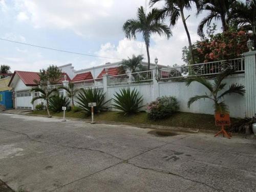 Casa Meyer's BF Homes International House for rent with pool and Jacuzzi
