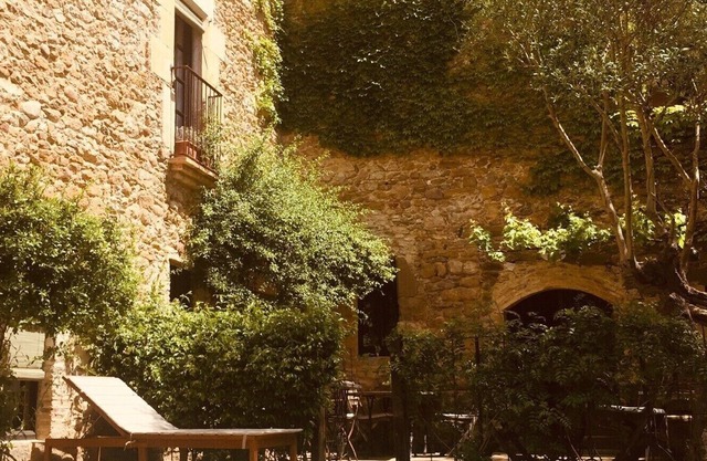 Casa Migdia: a large house with character, near Girona