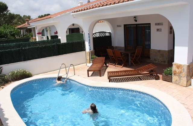Casa Mireia and Paula Riumar, Costa Dorada, Delta del Ebro. Villa 300m from the beach