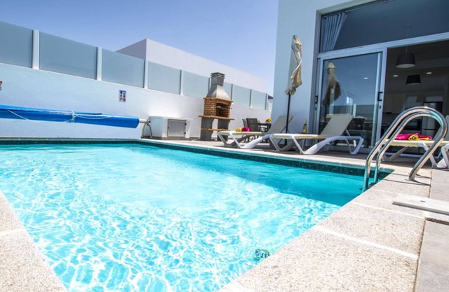 Casa Moda is Short walk to Marina Rubicon, bars/restaurants, boutique shops
